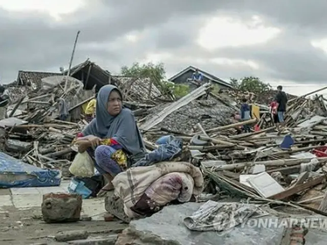 被災地で呆然とする市民＝（ＡＰ＝聯合ニュース）