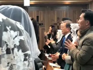 文大統領が幸せ祈るメッセージ　クリスマスの朝に