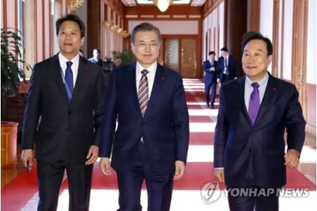 「今年最高の人物」に選ばれた文大統領（中央）＝（聯合ニュース）