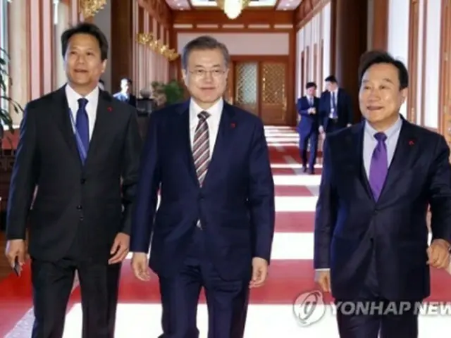 「今年最高の人物」に選ばれた文大統領（中央）＝（聯合ニュース）