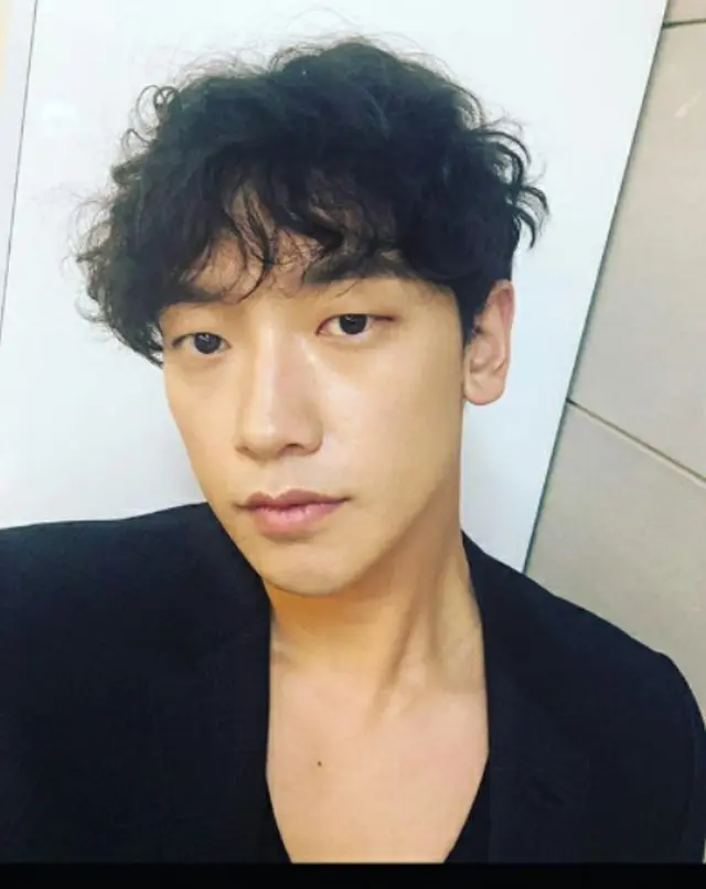 歌手兼俳優Rain(ピ)、“ムロツヨシ風ヘア”を公開！反転した魅力を放つ（提供:OSEN）