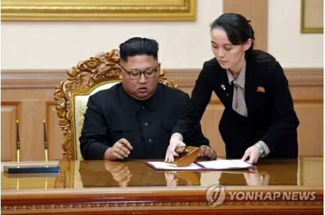 金与正氏（右）と金正恩氏（資料写真）＝（聯合ニュース）