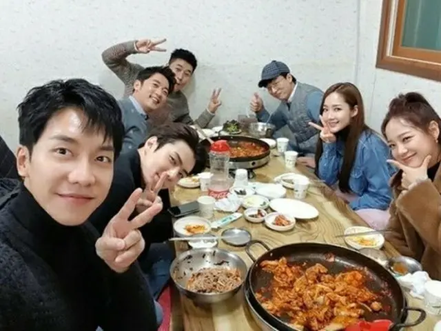韓国ボーイズグループ「EXO」メンバーのSEHUNから、人気タレントのユ・ジェソク、女優パク・ミニョンまでが参加した会食の様子が公開された。（写真提供:OSEN）