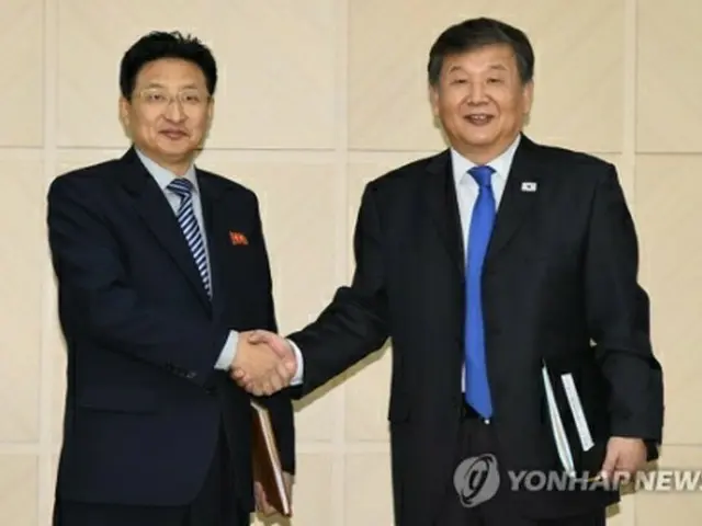 今月14日に行われた南北体育当局会談に出席した韓国の盧泰剛文化体育観光部第2次官（右）と北朝鮮の元吉宇（ウォン・ギルウ）体育省次官（写真共同取材団）＝（聯合ニュース）