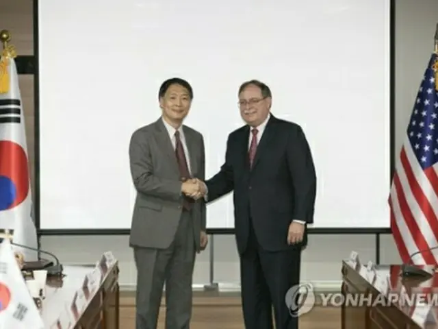 韓米は3月から、2019年以降の協定締結に向け交渉してきた。6月の4回目協議で握手を交わす双方の首席代表（資料写真）＝（聯合ニュース）