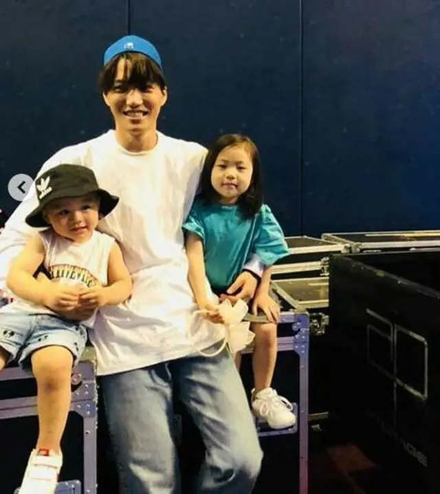 韓国ボーイズグループ「EXO」メンバーのKAIが、甥っ子と姪っ子を可愛がる姿で注目を浴びている。（写真提供:OSEN）