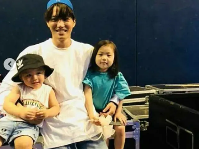 韓国ボーイズグループ「EXO」メンバーのKAIが、甥っ子と姪っ子を可愛がる姿で注目を浴びている。（写真提供:OSEN）