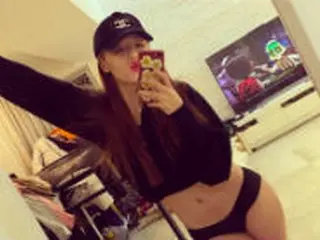 “イドンと交際”ヒョナ、大胆セクシーファッション公開