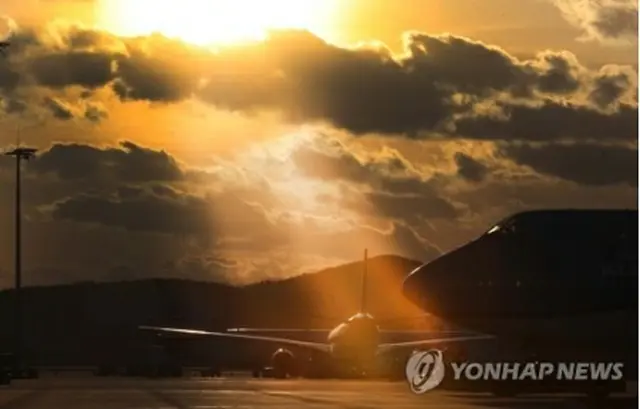 来年の経済成長率は２．４～２．７%と予測された。日没前の仁川国際空港（資料写真）＝（聯合ニュース）