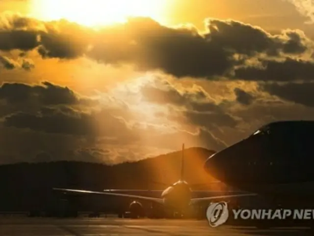 来年の経済成長率は２．４～２．７%と予測された。日没前の仁川国際空港（資料写真）＝（聯合ニュース）