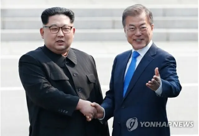 握手を交わす文大統領（右）と金委員長（資料写真）＝（聯合ニュース）