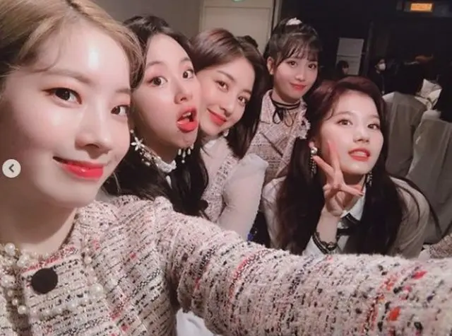 人気ガールズグループ「TWICE」が、日本の紅白歌合戦に出演した。（提供:OSEN)