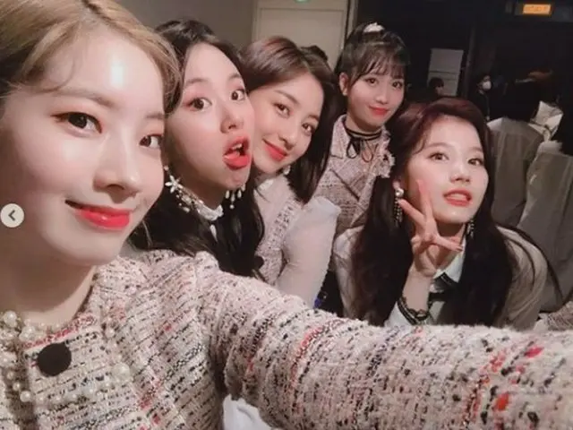 人気ガールズグループ「TWICE」が、日本の紅白歌合戦に出演した。（提供:OSEN)