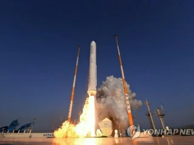 韓国は昨年１１月、開発中のロケット「ヌリ」に搭載される液体燃料エンジンの性能を検証するための試験用ロケット打ち上げを成功させた。全羅南道・高興の羅老宇宙センターから打ち上げられた試験用ロケット（韓国航空宇宙研究院提供）＝（聯合ニュース）