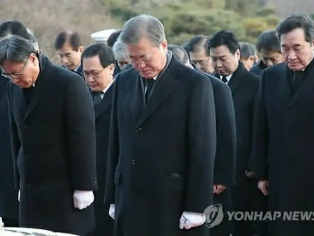 顕忠塔の前で黙とうをささげる文大統領（中央）ら＝２日、ソウル（聯合ニュース）