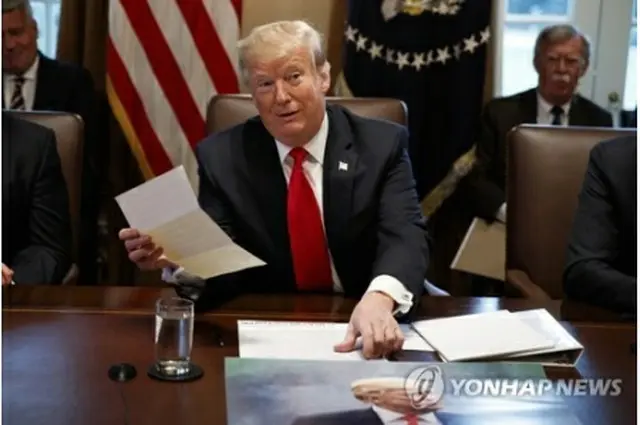 金委員長からの親書を掲げてみせるトランプ大統領＝（ＡＰ＝聯合ニュース）