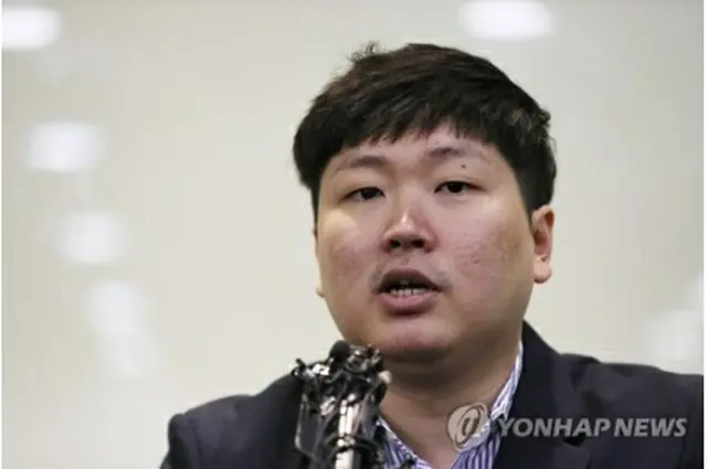 シン氏は２日にソウルで記者会見し、青瓦台がＫＴ＆Ｇの社長の交代を指示するなど不当な圧力を加えたと主張した＝（聯合ニュース）