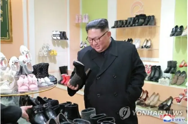 靴工場を視察する金正恩委員長。北朝鮮の朝鮮中央通信が昨年12月3日に報じた＝（朝鮮中央通信＝聯合ニュース）