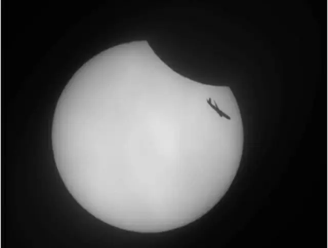 部分日食を撮影中に捉えられた太陽を横切る飛行機（国立青少年宇宙センター提供）＝（聯合ニュース）