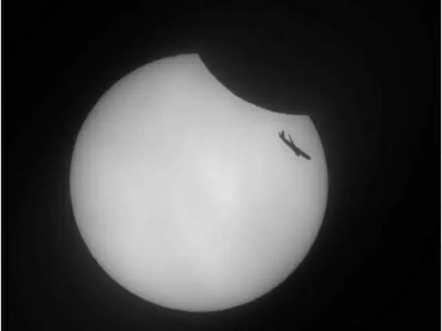 部分日食を撮影中に捉えられた太陽を横切る飛行機（国立青少年宇宙センター提供）＝（聯合ニュース）