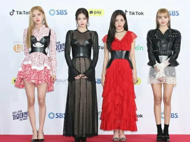 韓国ガールズグループ「BLACKPINK」が「2018 SBS歌謡大祭典」で着た衣装が話題になっている。（写真提供:OSEN）