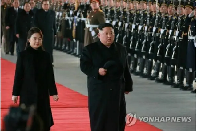北朝鮮の朝鮮労働党機関紙、労働新聞は金委員長夫妻が中国を訪問するため、平壌を出発したと報じた＝８日、ソウル（労働新聞＝聯合ニュース）
