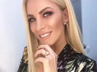 ギリシャの女性MC、K-POPアイドルをディスり炎上…「女性のように見える」「韓国人男性は不細工」