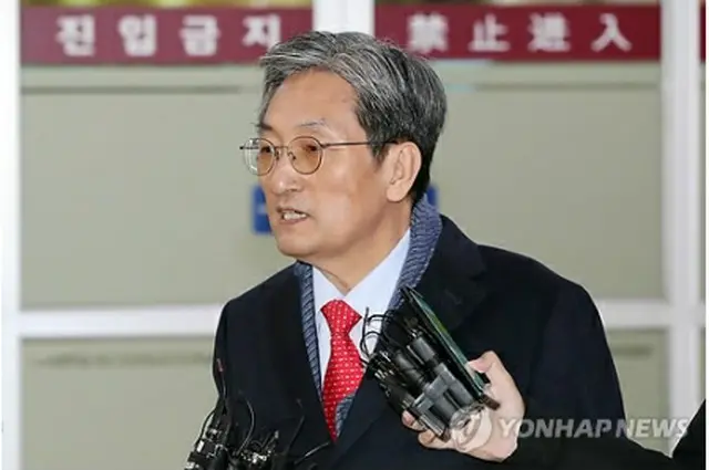 金浦空港に到着した盧氏＝８日、ソウル（聯合ニュース）