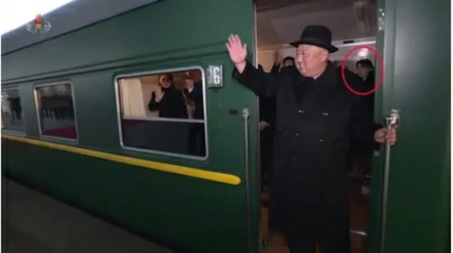 金正恩委員長の中国訪問に金委員長の妹、金与正氏が同行したことが確認された。金委員長の背後に与正氏の姿が見える＝（聯合ニュース）