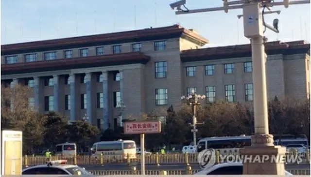 人民大会堂に入る北朝鮮関係者の車両＝８日、北京（聯合ニュース）