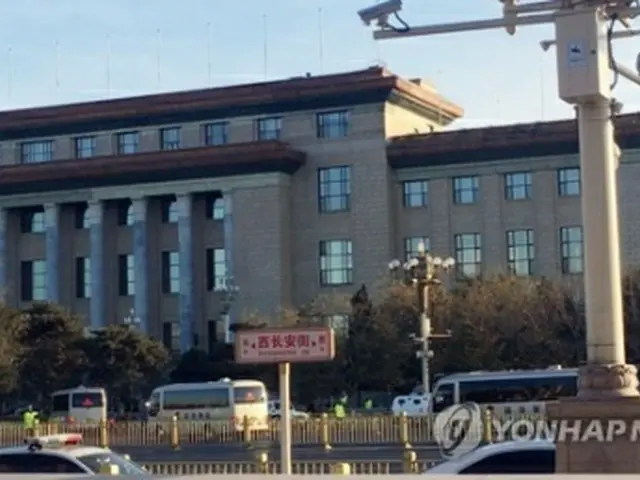 人民大会堂に入る北朝鮮関係者の車両＝８日、北京（聯合ニュース）