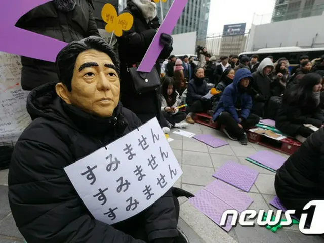 水曜デモ参加者、安倍首相の仮面かぶり「すみません」と日本語で綴って謝罪要求＝韓国