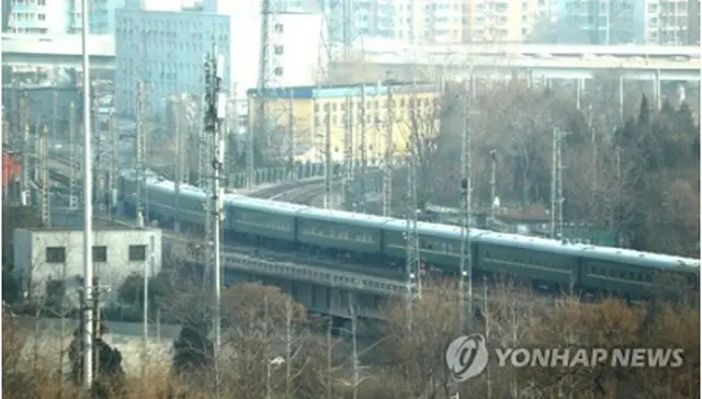 金正恩委員長を乗せて北京駅を出発した北朝鮮の特別列車＝９日、北京（聯合ニュース）