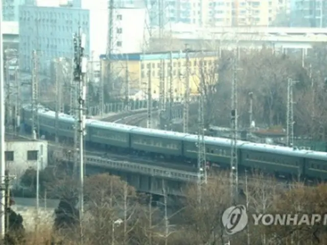 金正恩委員長を乗せて北京駅を出発した北朝鮮の特別列車＝９日、北京（聯合ニュース）