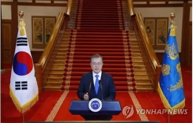 新年会見を行う文大統領＝10日、ソウル（聯合ニュース）