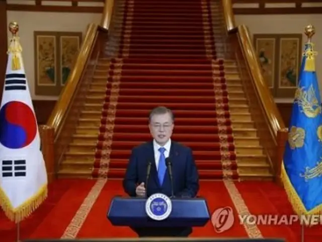 新年会見を行う文大統領＝10日、ソウル（聯合ニュース）