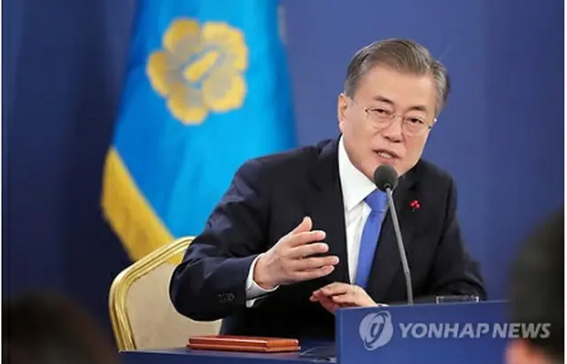 会見を行う文大統領＝10日、ソウル（聯合ニュース）