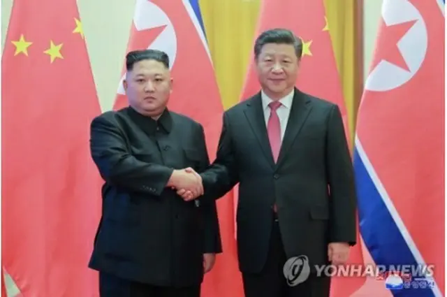 ８日の首脳会談で握手を交わす金委員長（左）と習主席＝（朝鮮中央通信＝聯合ニュース）