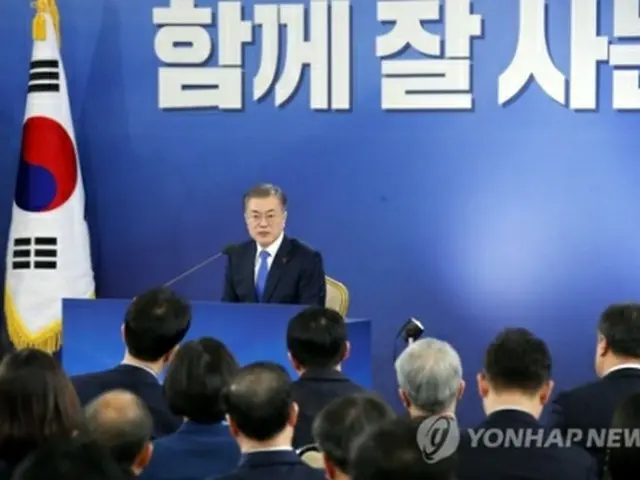 会見で質問に答える文大統領＝１０日、ソウル（聯合ニュース）