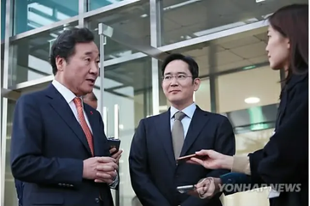 李首相（左）と李副会長（中央）＝（聯合ニュース）