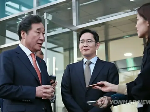 李首相（左）と李副会長（中央）＝（聯合ニュース）