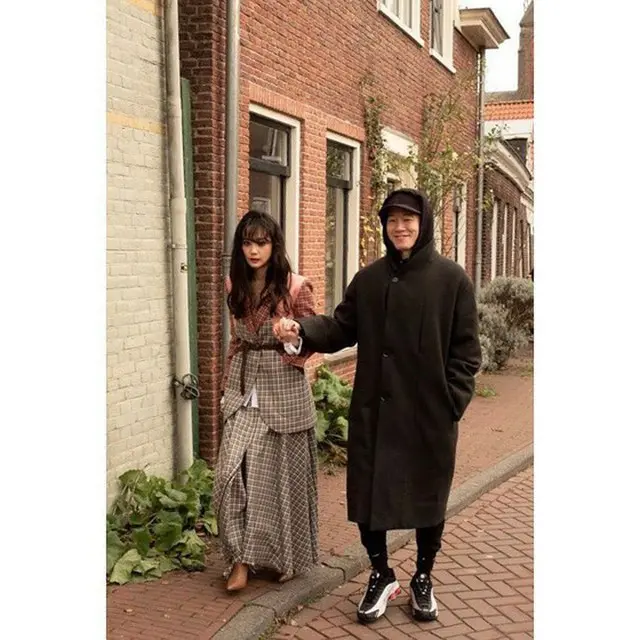 女優ユン・スンア、夫キム・ムヨルの手をギュっと握って歩く幸せショット公開（画像:OSEN）