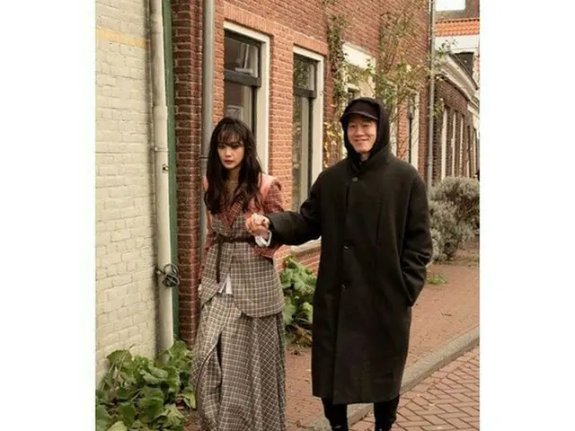 女優ユン・スンア、夫キム・ムヨルの手をギュっと握って歩く幸せショット公開（画像:OSEN）
