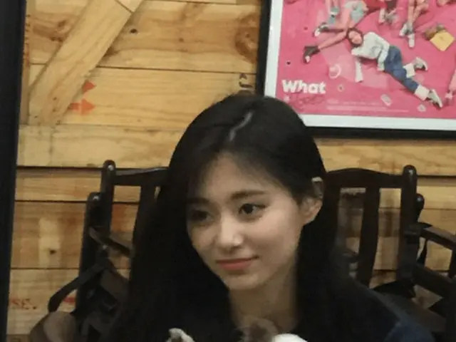 韓国ガールズグループ「TWICE」メンバーのツウィが台湾のカフェを訪問し、話題を呼んでいる。（写真提供:OSEN）