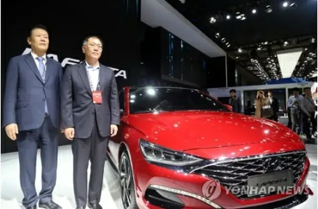 昨年４月に北京で開催された自動車展示会「北京モーターショー」に出席した現代自動車グループの鄭義宣（チョン・ウィソン）副会長（右）＝（聯合ニュース）