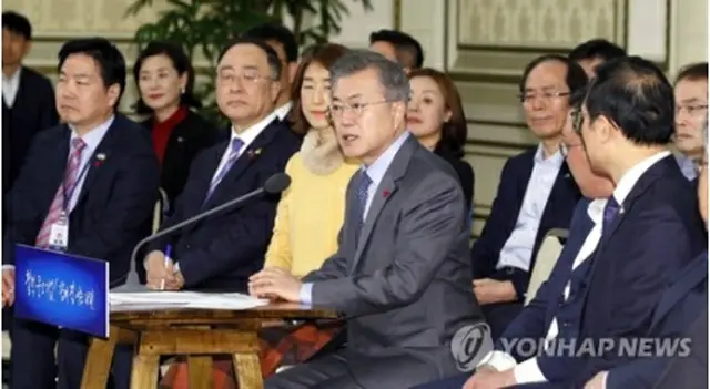 ７日、青瓦台で中小・ベンチャー企業関係者との対話を行う文大統領（中央）＝（聯合ニュース）