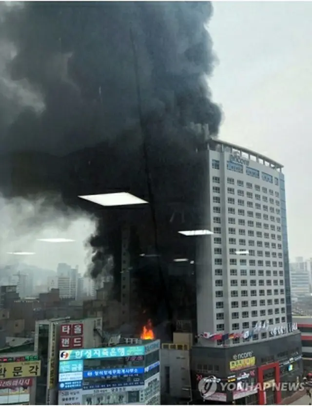 天安市内のホテルで起きた火災（読者提供）＝１４日、天安（聯合ニュース）