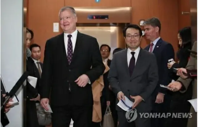 昨年12月に開かれた作業部会に出席した韓国の李度勲・外交部朝鮮半島平和交渉本部長（右）と米国のビーガン北朝鮮担当特別代表（資料写真）＝（聯合ニュース）
