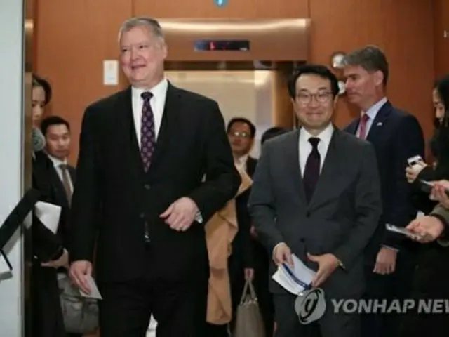 昨年12月に開かれた作業部会に出席した韓国の李度勲・外交部朝鮮半島平和交渉本部長（右）と米国のビーガン北朝鮮担当特別代表（資料写真）＝（聯合ニュース）