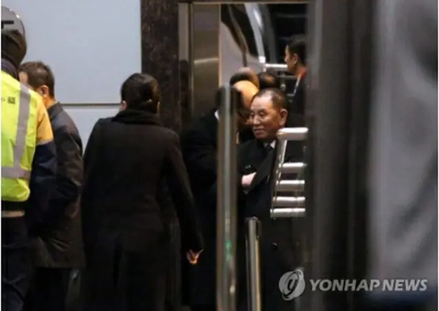 米国行きの航空機に搭乗するため移動する金英哲党副委員長＝17日、北京（聯合ニュース）